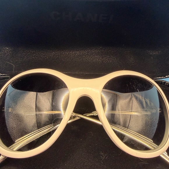 CHANEL Women's Sunglasses Oversized White Frame - Picture 4 of 13